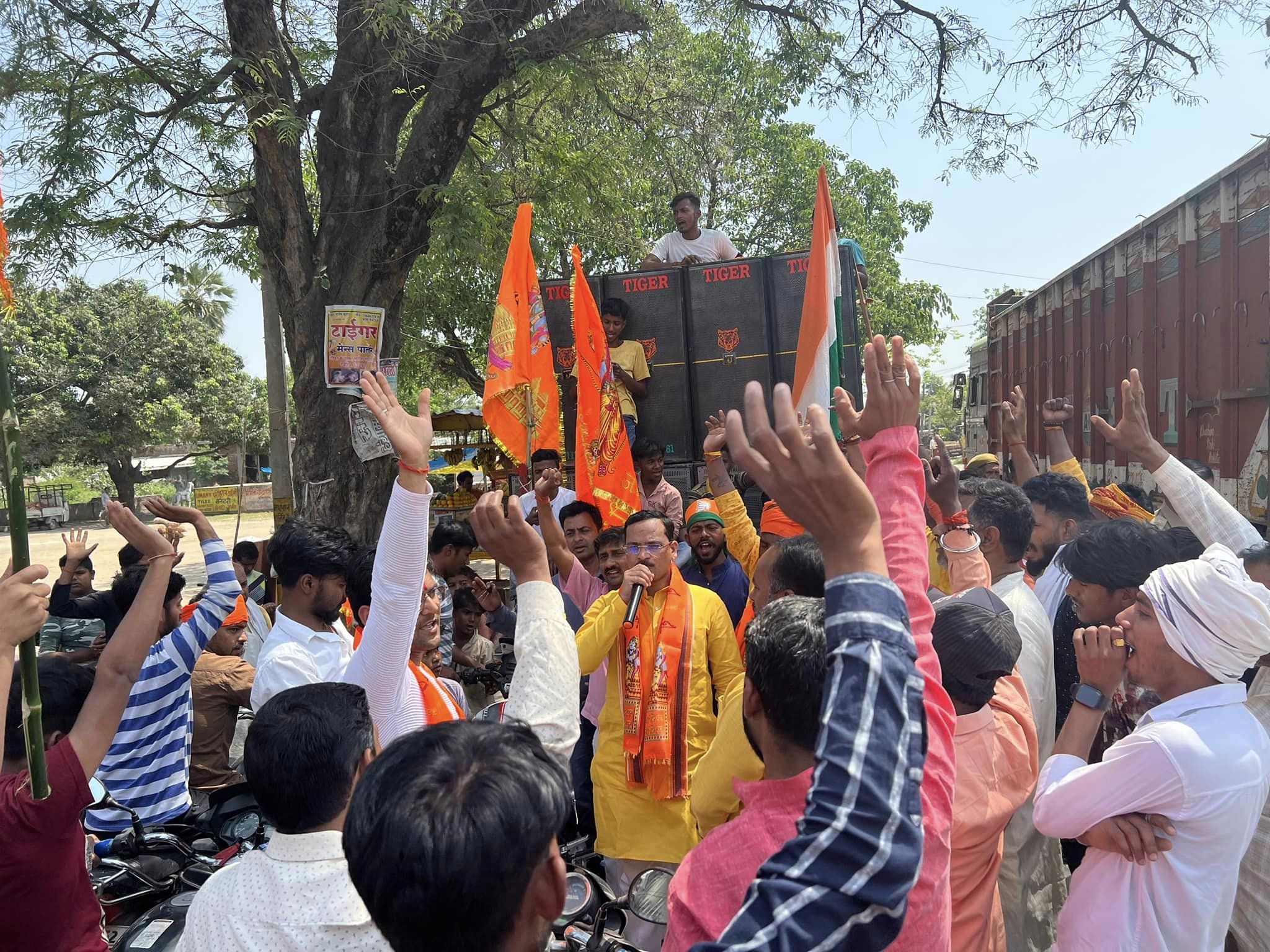 करौंदी में नवयुवकों द्वारा आयोजित भव्य शोभा यात्रा