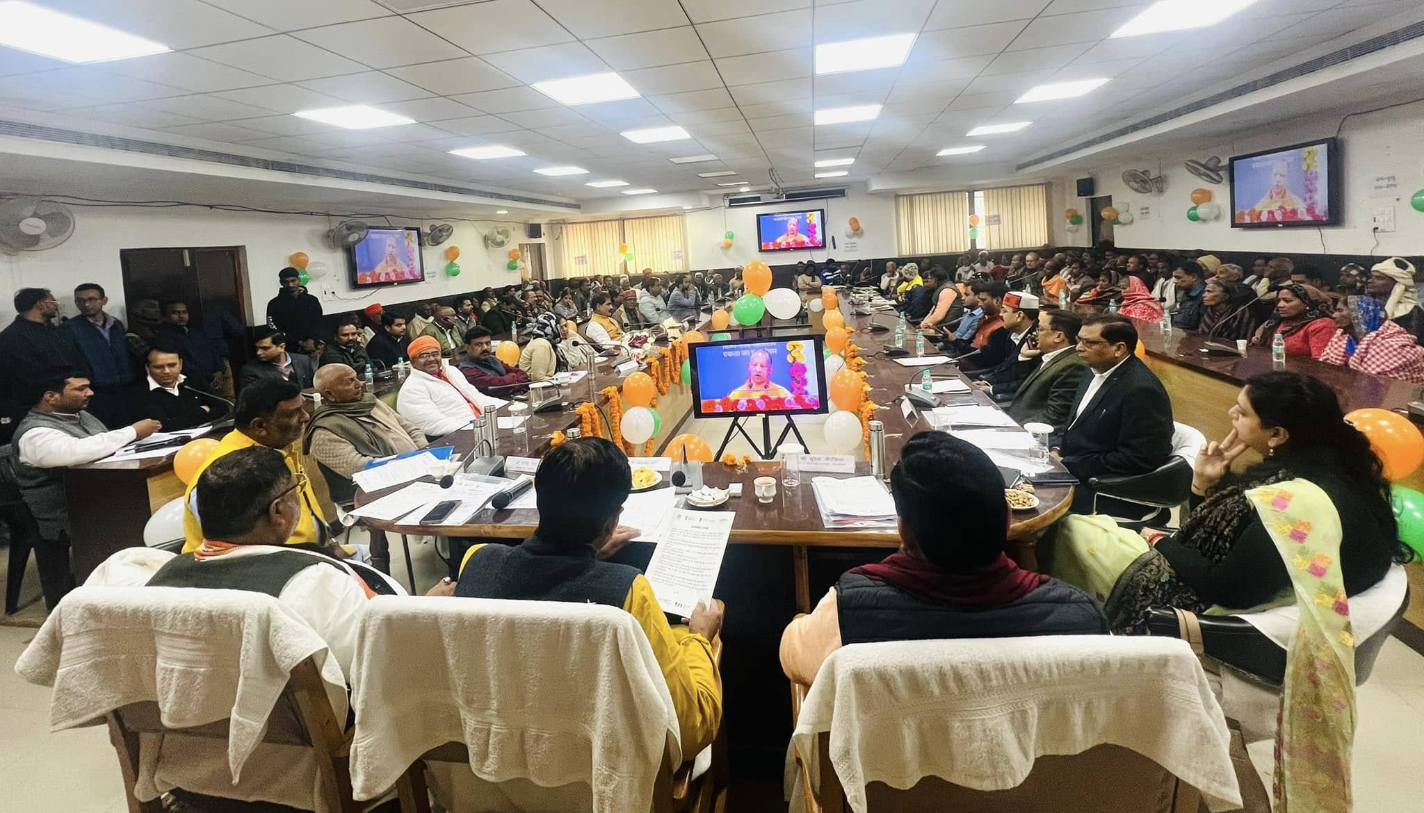 देवरिया स्थित विकास भवन गांधी सभागार में #स्वामित्व_योजना के अंतर्गत लाभार्थियों को घरौनी वितरण कार्यक्रम